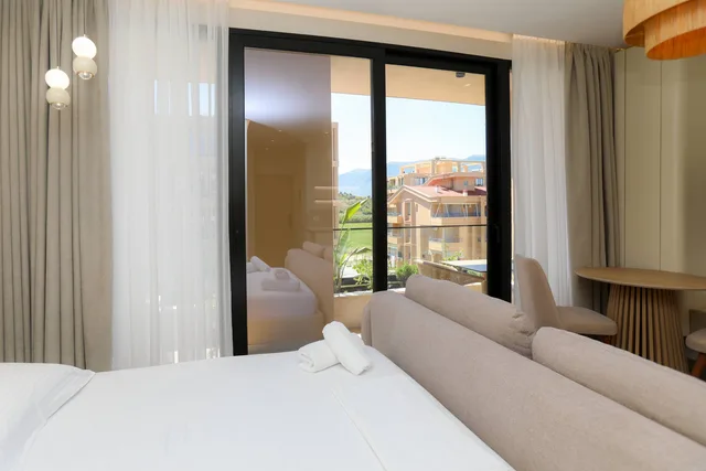 Bett und Ausgang zum Balkon